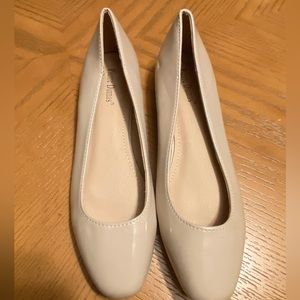 Woman beige flats